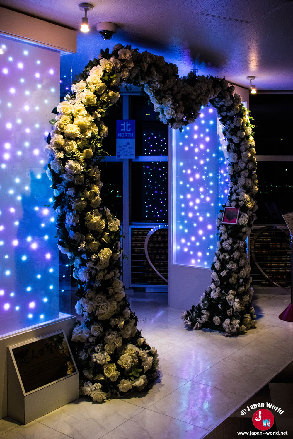 Arche en forme de cœur décorée de fleurs au Sanctuaire des amoureux de la Fukuoka Tower